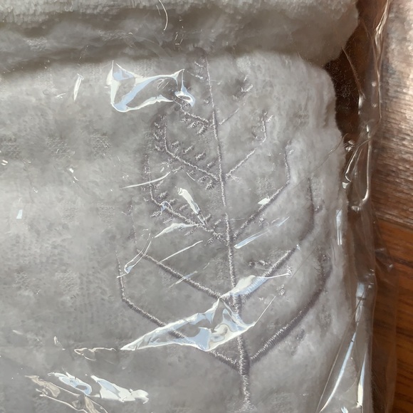 Four Seasons Bath Robe (New Unopened) Size L - Picture 2 of 2